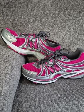 Womens New Balance 760 Susan G Komen Breast Cancer Awareness Sneakers.